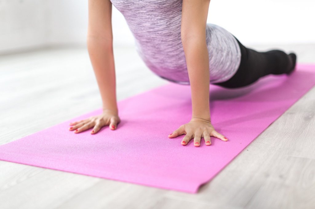 Domowa siłownia – poznaj ćwiczenia na smukłe nogi!